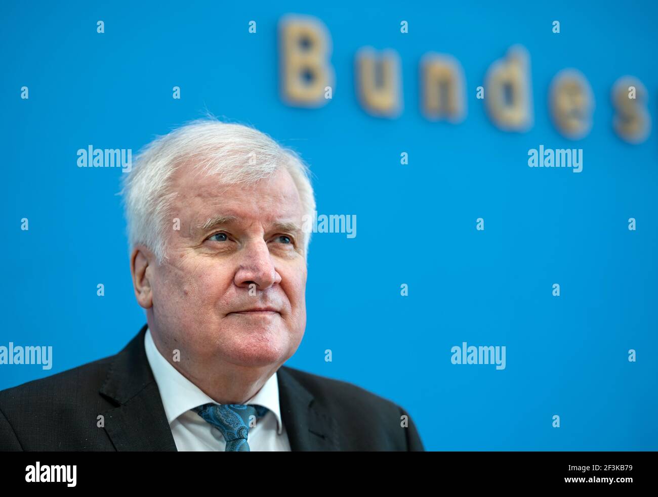 Berlino, Germania. 17 Marzo 2021. Horst Seehofer (CSU), Ministro federale dell'interno, degli affari interni e delle costruzioni, interviene alla Conferenza federale della stampa sul previsto rafforzamento della protezione civile attraverso un riallineamento dell'Ufficio federale della protezione civile e dell'assistenza in caso di catastrofi. Credit: Bernd von Jutrczenka/dpa/Alamy Live News Foto Stock