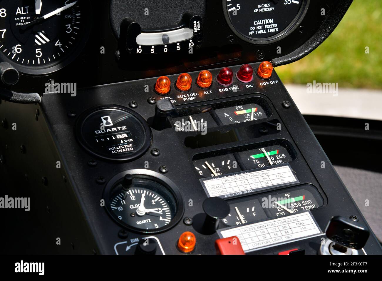 All'interno di un cockpit elicottero con cruscotto Foto Stock