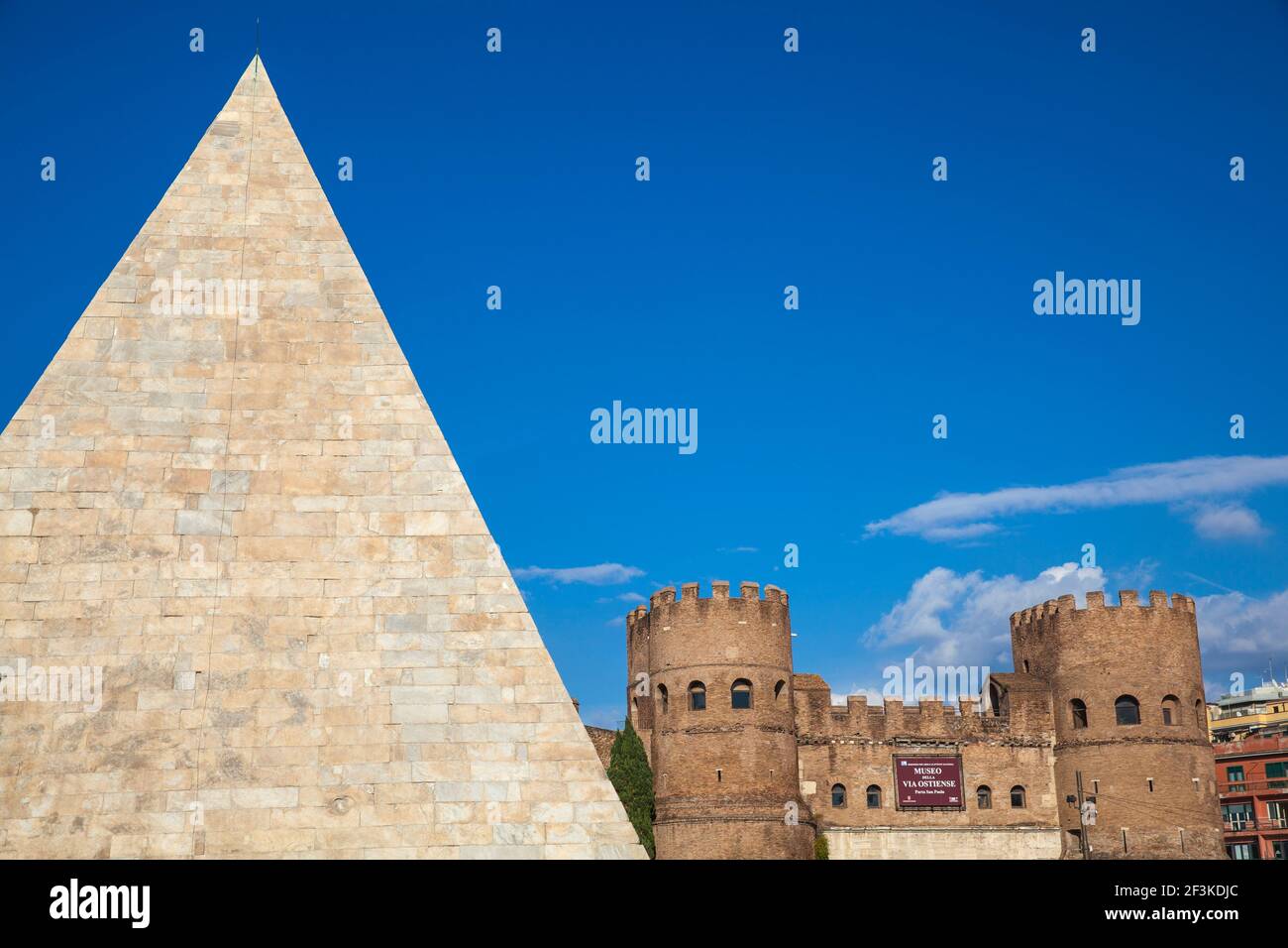Italia, Lazio, Roma, la Piramide di Cestio e la porta di San Paolo Foto Stock