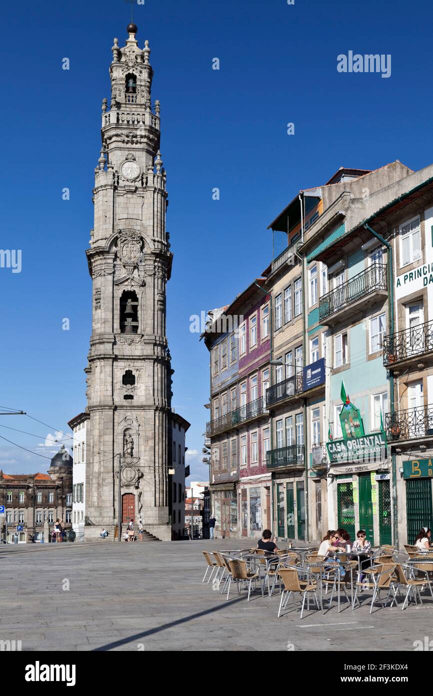 La Torre dos Clerigos nel centro storico di Oporto (Oporto), Portogallo (costruito 1754-1763) Foto Stock