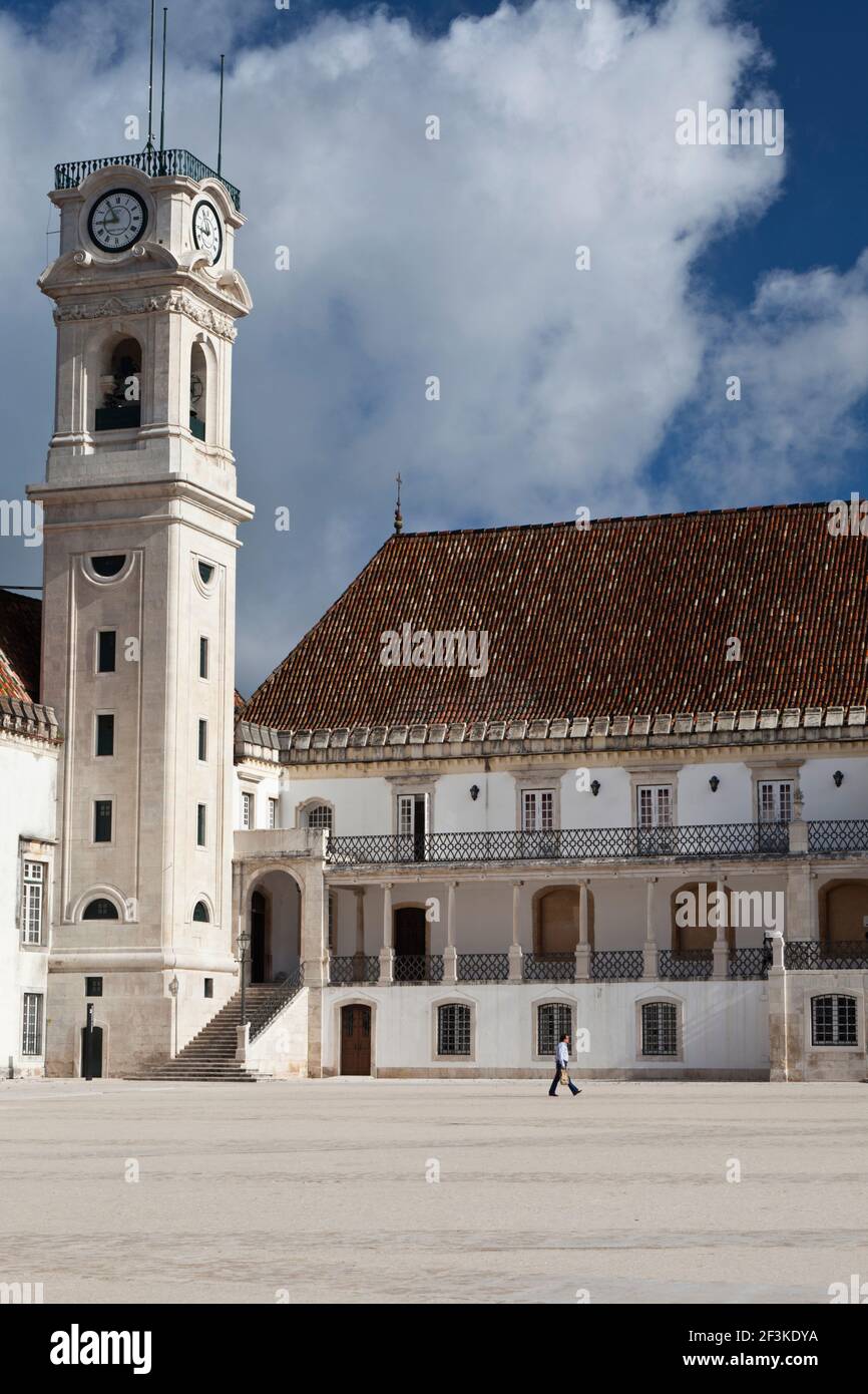 Il campanile e il cortile della vecchia università di Coimbra, Beira Litoral, Portogallo (stabiliti per la prima volta nel 1290) Foto Stock