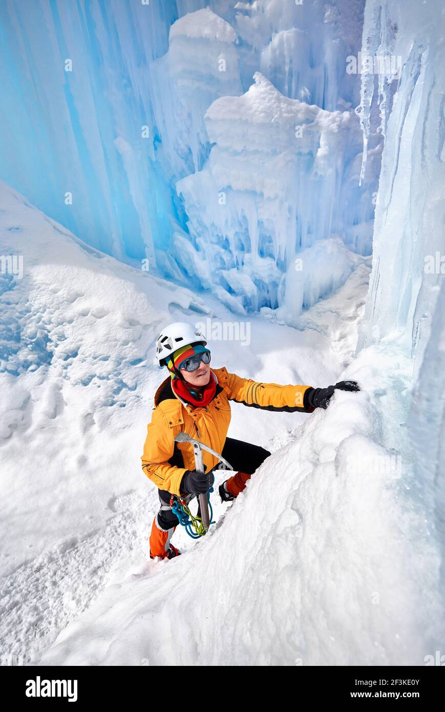 ghiaccio, avventura, arrampicata, scalatore, neve, salita, alpinismo, alta, sport, sfida, freddo, inverno, montagna, estremo, escursionismo, attivo, ricreazione, o Foto Stock