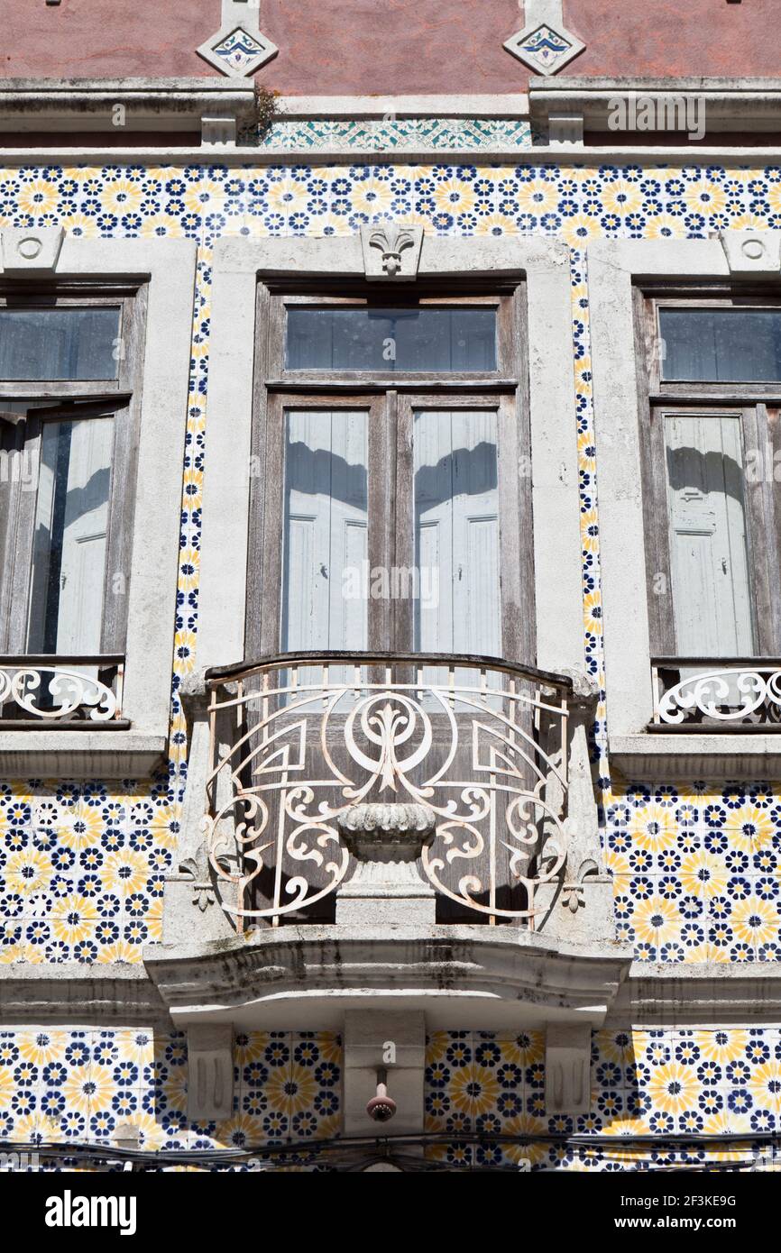 Piastrelle in ceramica dipinta azulejos circondano un balcone e una finestra sulla facciata di una casa a Ilhavo, Beira Litoral, Portogallo Foto Stock