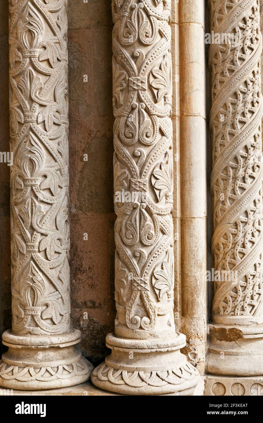 Particolare di colonne di pietra intagliate intricatamente all'entrata principale del portale della vecchia cattedrale se Velha, Coimbra, Beira Litoral, Portogallo (Consacred in Foto Stock