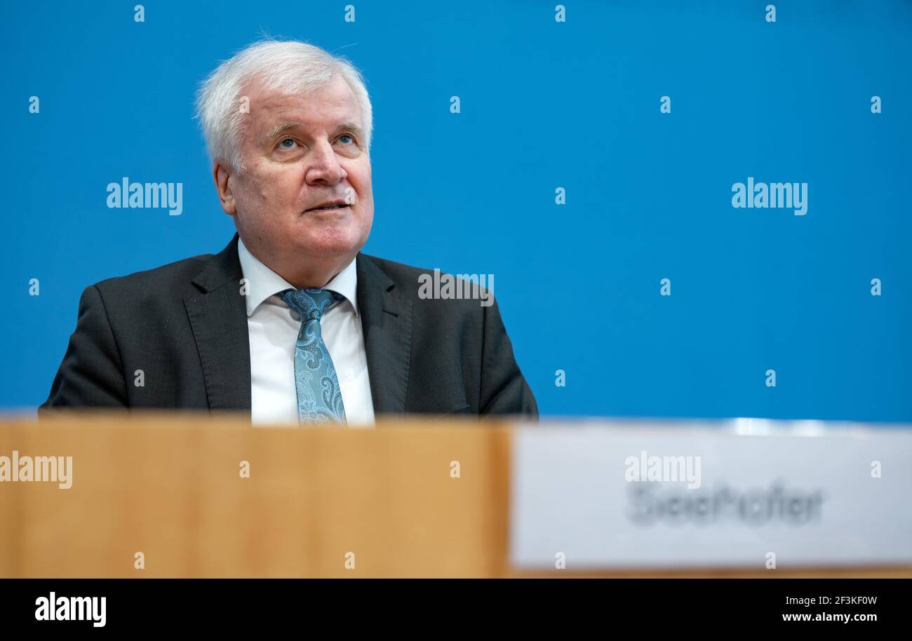 Berlino, Germania. 17 Marzo 2021. Horst Seehofer (CSU), Ministro federale dell'interno, degli affari interni e delle costruzioni, interviene alla Conferenza federale della stampa sul previsto rafforzamento della protezione civile attraverso un riallineamento dell'Ufficio federale della protezione civile e dell'assistenza in caso di catastrofi. Credit: Bernd von Jutrczenka/dpa/Alamy Live News Foto Stock