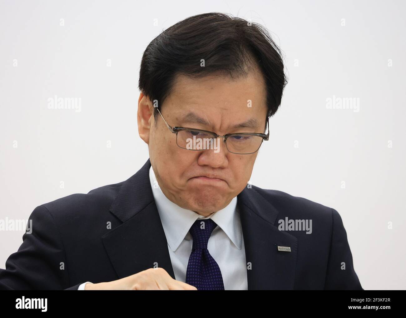 Tokyo, Giappone. 17 Marzo 2021. La megabanca giapponese Mizuho, presidente del gruppo finanziario Tatsufumi Sakai, parla alla stampa presso la sede del gruppo bancario a Tokyo mercoledì 17 marzo 2021. Sakai si è scusato perché Mizuho Bank ha sofferto quattro volte il problema di sistema in due settimane e Mizuho ha istituito un pannello di terze parti per ispezionare i guasti di sistema. Credit: Yoshio Tsunoda/AFLO/Alamy Live News Foto Stock