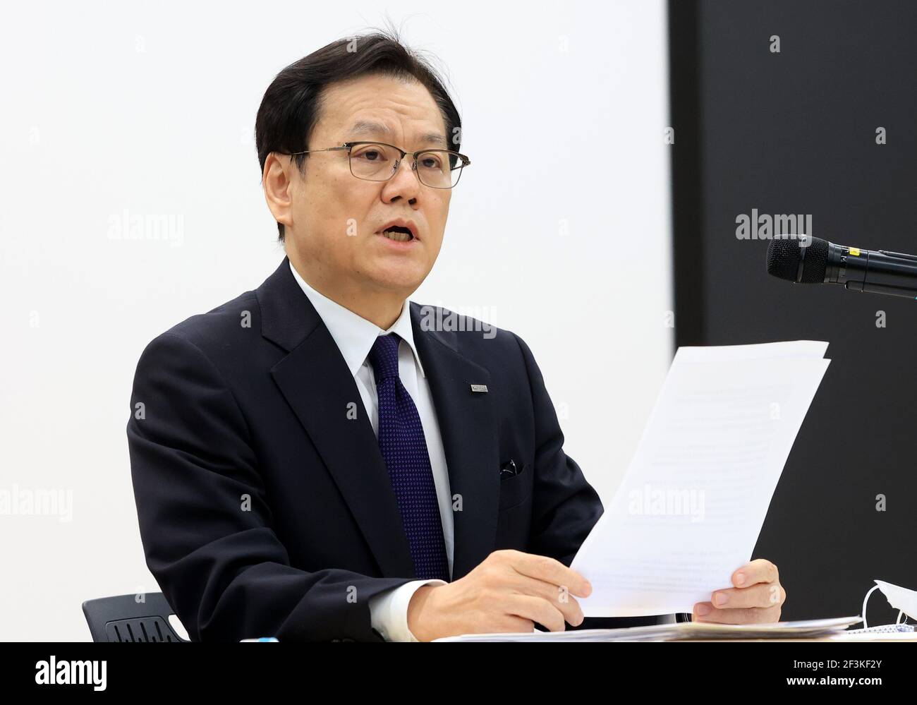Tokyo, Giappone. 17 Marzo 2021. La megabanca giapponese Mizuho, presidente del gruppo finanziario Tatsufumi Sakai, parla alla stampa presso la sede del gruppo bancario a Tokyo mercoledì 17 marzo 2021. Sakai si è scusato perché Mizuho Bank ha sofferto quattro volte il problema di sistema in due settimane e Mizuho ha istituito un pannello di terze parti per ispezionare i guasti di sistema. Credit: Yoshio Tsunoda/AFLO/Alamy Live News Foto Stock