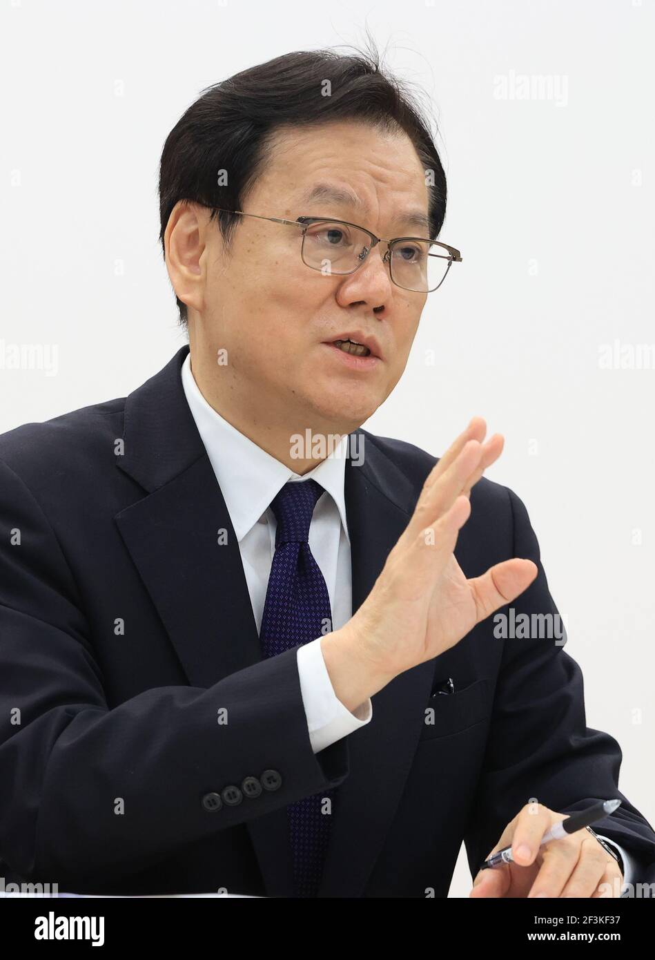 Tokyo, Giappone. 17 Marzo 2021. La megabanca giapponese Mizuho, presidente del gruppo finanziario Tatsufumi Sakai, parla alla stampa presso la sede del gruppo bancario a Tokyo mercoledì 17 marzo 2021. Sakai si è scusato perché Mizuho Bank ha sofferto quattro volte il problema di sistema in due settimane e Mizuho ha istituito un pannello di terze parti per ispezionare i guasti di sistema. Credit: Yoshio Tsunoda/AFLO/Alamy Live News Foto Stock