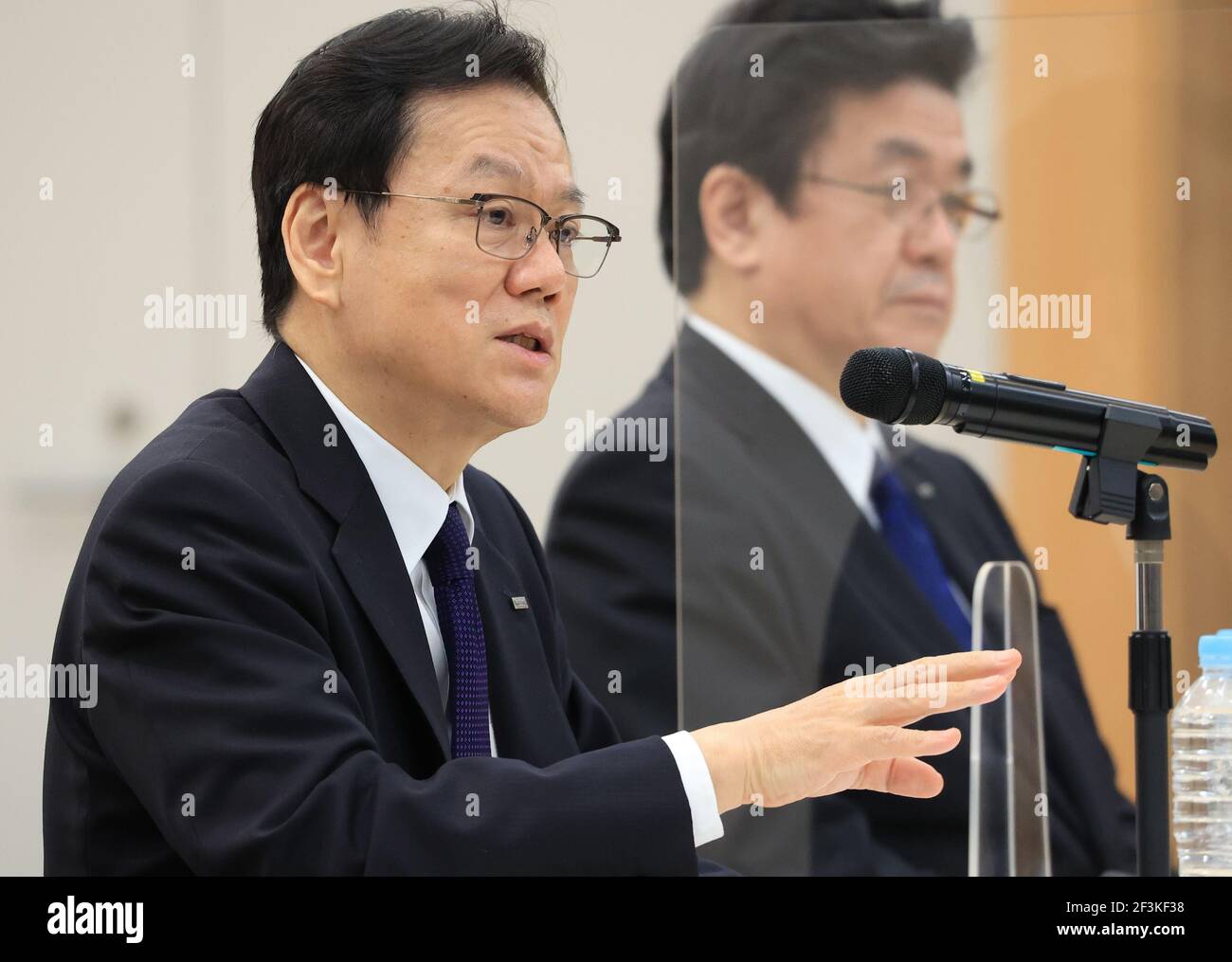 Tokyo, Giappone. 17 Marzo 2021. La megabanca giapponese Mizuho, presidente del gruppo finanziario Tatsufumi Sakai, parla alla stampa presso la sede del gruppo bancario a Tokyo mercoledì 17 marzo 2021. Sakai si è scusato perché Mizuho Bank ha sofferto quattro volte il problema di sistema in due settimane e Mizuho ha istituito un pannello di terze parti per ispezionare i guasti di sistema. Credit: Yoshio Tsunoda/AFLO/Alamy Live News Foto Stock