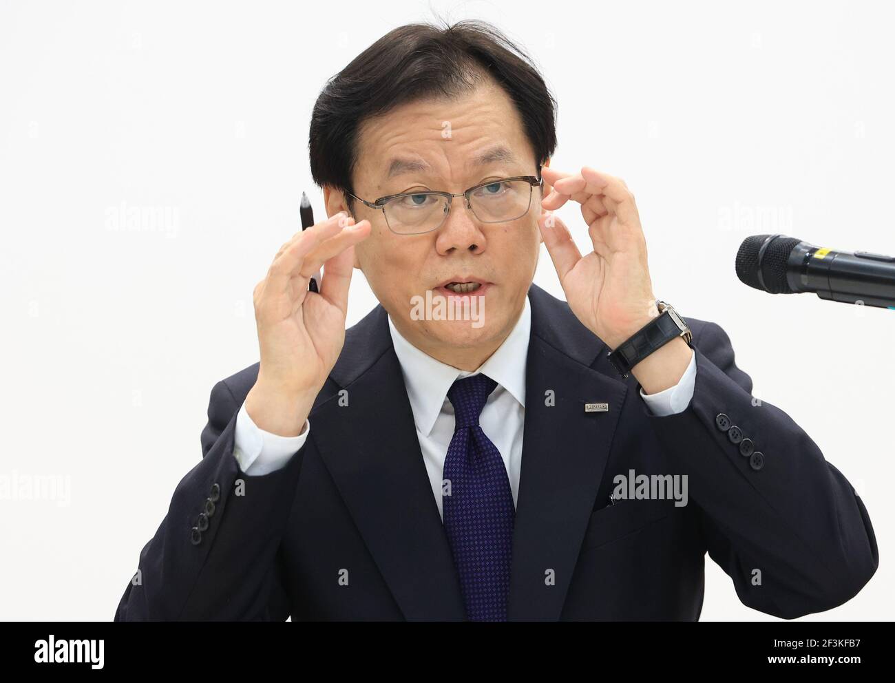 Tokyo, Giappone. 17 Marzo 2021. La megabanca giapponese Mizuho, presidente del gruppo finanziario Tatsufumi Sakai, parla alla stampa presso la sede del gruppo bancario a Tokyo mercoledì 17 marzo 2021. Sakai si è scusato perché Mizuho Bank ha sofferto quattro volte il problema di sistema in due settimane e Mizuho ha istituito un pannello di terze parti per ispezionare i guasti di sistema. Credit: Yoshio Tsunoda/AFLO/Alamy Live News Foto Stock