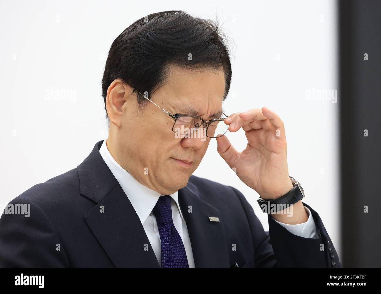 Tokyo, Giappone. 17 Marzo 2021. La megabanca giapponese Mizuho, presidente del gruppo finanziario Tatsufumi Sakai, parla alla stampa presso la sede del gruppo bancario a Tokyo mercoledì 17 marzo 2021. Sakai si è scusato perché Mizuho Bank ha sofferto quattro volte il problema di sistema in due settimane e Mizuho ha istituito un pannello di terze parti per ispezionare i guasti di sistema. Credit: Yoshio Tsunoda/AFLO/Alamy Live News Foto Stock