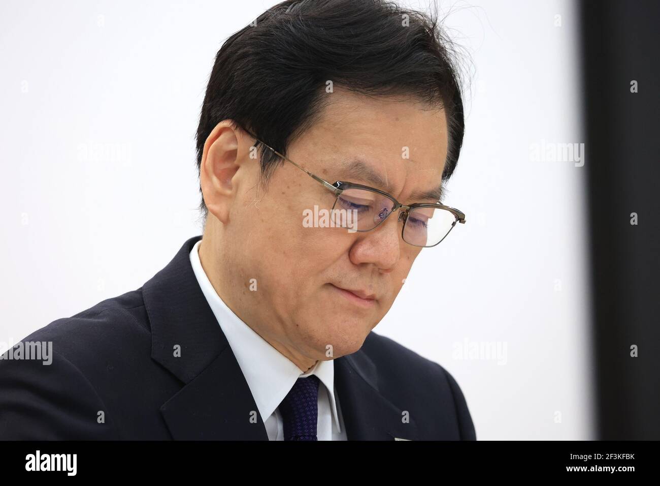 Tokyo, Giappone. 17 Marzo 2021. La megabanca giapponese Mizuho, presidente del gruppo finanziario Tatsufumi Sakai, parla alla stampa presso la sede del gruppo bancario a Tokyo mercoledì 17 marzo 2021. Sakai si è scusato perché Mizuho Bank ha sofferto quattro volte il problema di sistema in due settimane e Mizuho ha istituito un pannello di terze parti per ispezionare i guasti di sistema. Credit: Yoshio Tsunoda/AFLO/Alamy Live News Foto Stock