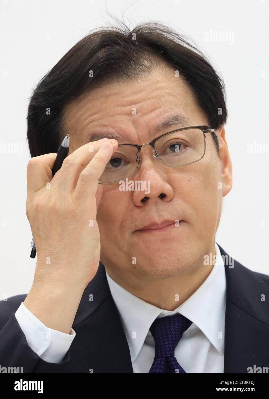 Tokyo, Giappone. 17 Marzo 2021. La megabanca giapponese Mizuho, presidente del gruppo finanziario Tatsufumi Sakai, parla alla stampa presso la sede del gruppo bancario a Tokyo mercoledì 17 marzo 2021. Sakai si è scusato perché Mizuho Bank ha sofferto quattro volte il problema di sistema in due settimane e Mizuho ha istituito un pannello di terze parti per ispezionare i guasti di sistema. Credit: Yoshio Tsunoda/AFLO/Alamy Live News Foto Stock