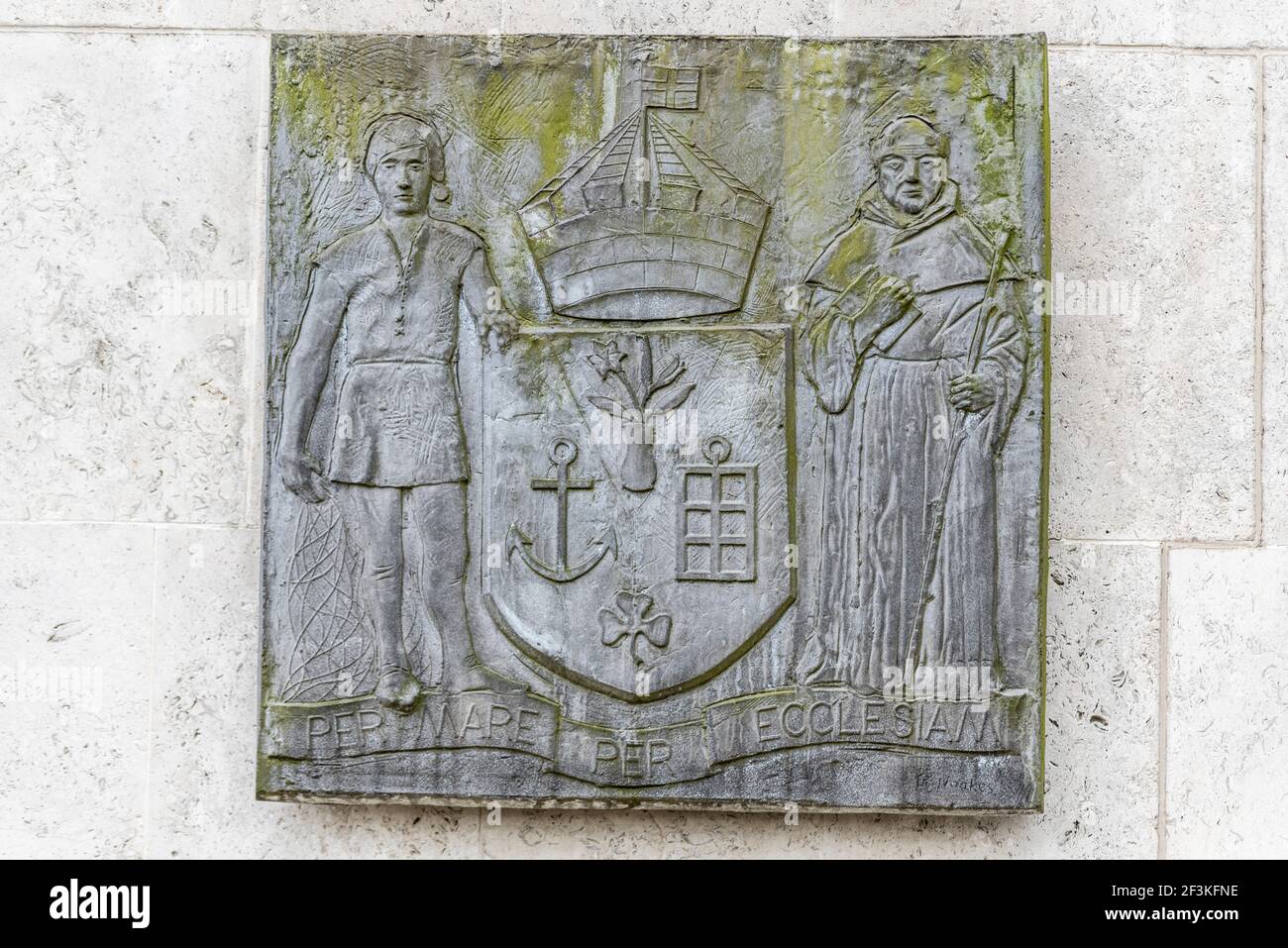 Civic Arms fuori Magistrates Court House a Southend on Sea, Essex, Regno Unito. Scritta in pietra scolpita. Diritto, il consiglio giuridico magistra il palazzo giudiziario Foto Stock