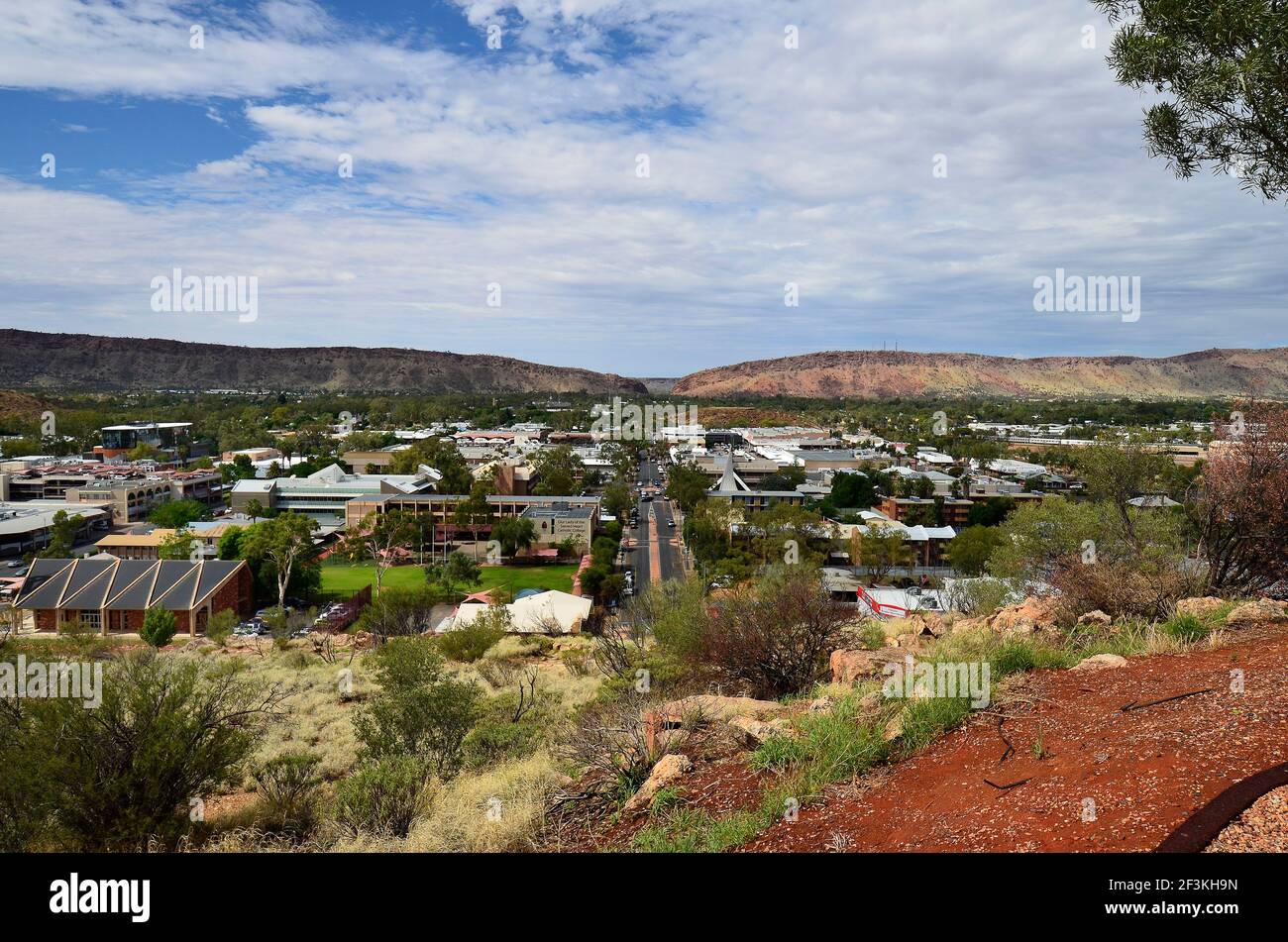 Alice Springs, NT, Australia - 16 novembre 2017: Vista della città da Anzac Hill con diversi edifici, negozi nella città nel territorio del Nord Foto Stock