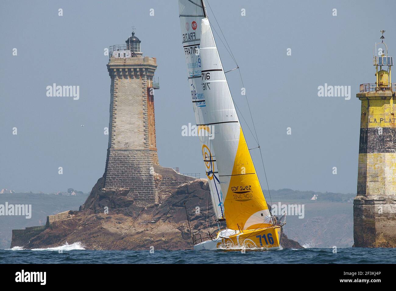 VELA - MINI FASTNET 2010 - DOUARNENEZ (FRA) - FOTO : GILDAS HEMON / DPPIEOLE GENERATION-GDF SUEZ / SKIPPER : SEBASTIEN ROGUES / MATTHIEU SOUBEN Foto Stock VELA - MINI FASTNET 2010 - DOUARNENEZ (FRA) - FOTO : GILDAS HEMON / DPPIEOLE GENERATION-GDF SUEZ / SKIPPER : SEBASTIEN ROGUES / MATTHIEU SOUBEN Foto Stock