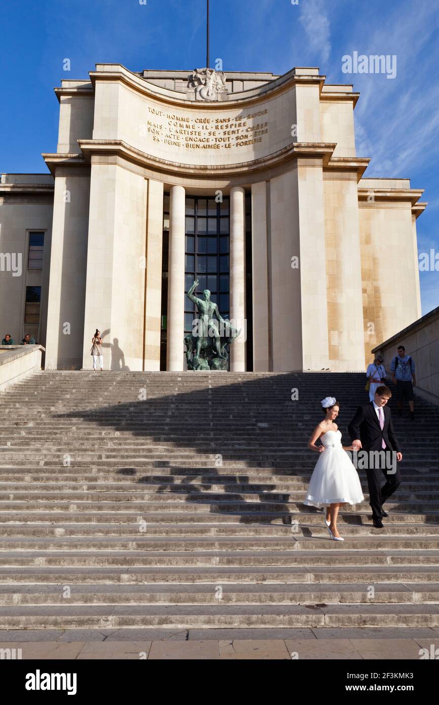 Gli sposi novelli ballano lungo i gradini dell'ala ovest del Palais de Chaillot, Parigi, Francia. Il Palazzo è stato progettato in stile neoclassico per il 1937 Foto Stock