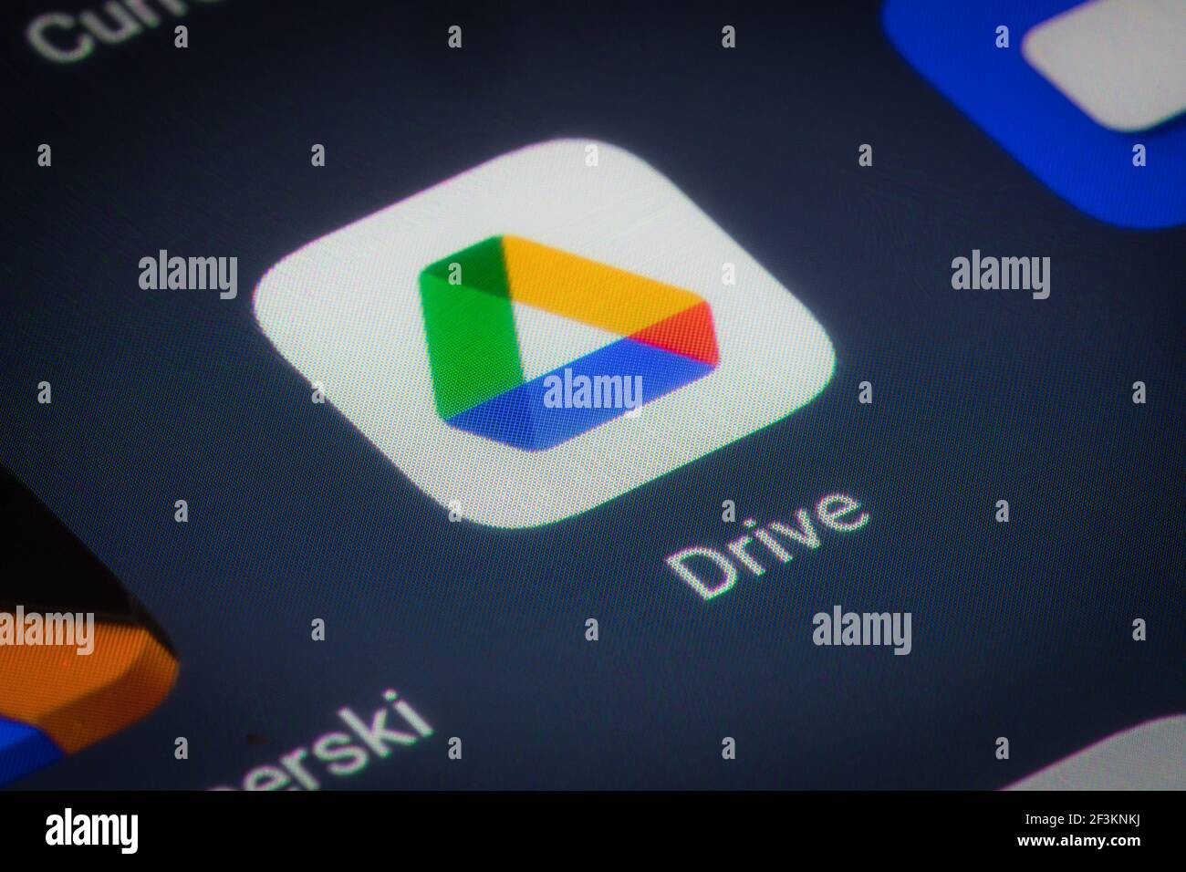 Bucarest, Romania - 13 dicembre 2020: Immagine editoriale di primo piano illustrativa dell'app mobile Google Drive sullo schermo di uno smartphone. Foto Stock