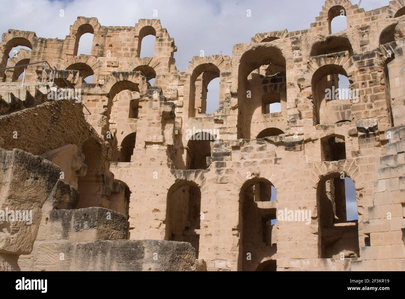 Resti di un anfiteatro romano, il terzo più grande rimasto oggi (dopo Roma e Capu, entrambi in Italia), El Djem, Tunisia | NESSUNO | Foto Stock