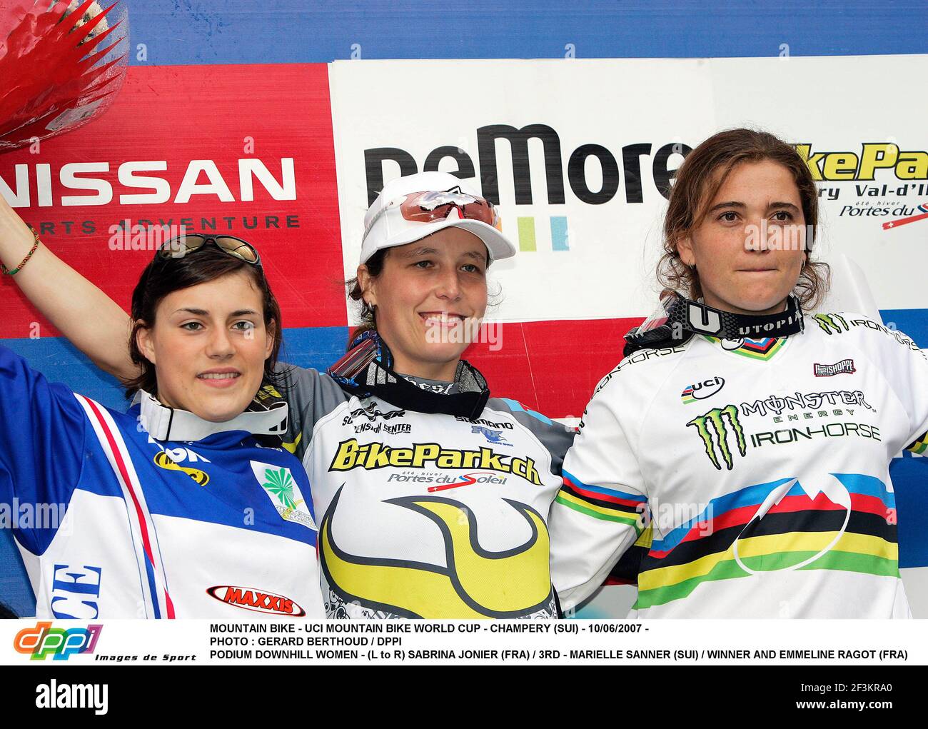 MOUNTAIN BIKE - UCI MOUNTAIN BIKE WORLD CUP - CHAMPERY (SUI) - 10/06/2007 - PHOTO : GERARD BERTHOUD / DPPI PODIO DOWNHILL DONNE - (L A R) SABRINA JONIER (FRA) / 3RD - MARIELLE SANNNER (SUI) / WINNER AND EMMELINE RAGOT (FRA) / 2ND Foto Stock