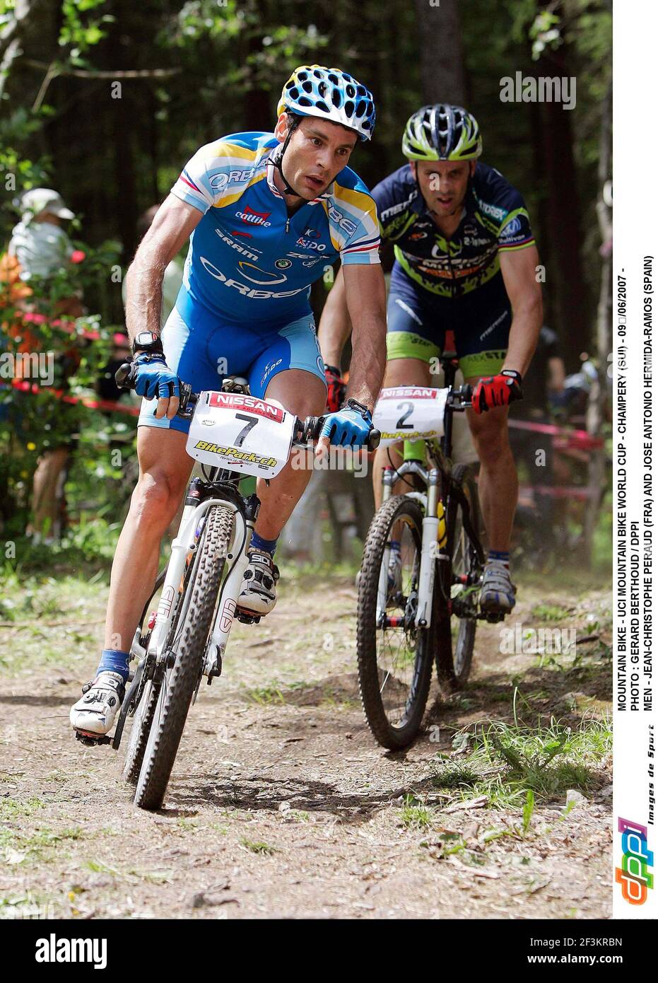 MOUNTAIN BIKE - UCI MOUNTAIN BIKE WORLD CUP - CHAMPERY (SUI) - 09/06/2007 - PHOTO : GERARD BERTHOUD / DPPI MEN - JEAN-CHRISTOPHE PERAUD (FRA) E JOSE ANTONIO HERMIDA-RAMOS (SPAGNA) Foto Stock