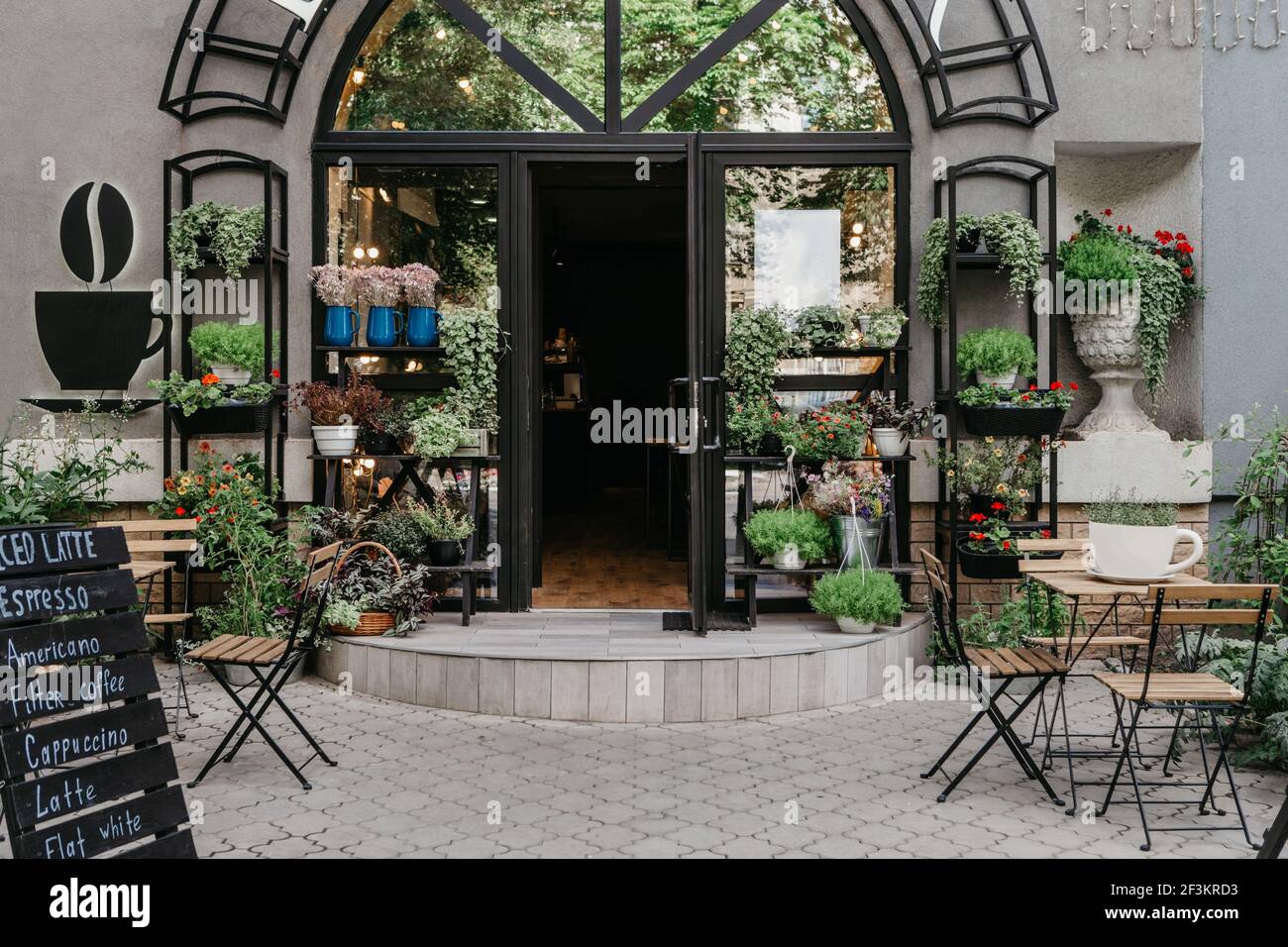Aperto davanti al moderno studio di fiori, negozio e caffetteria in stile rustico durante la covid-19 Foto Stock