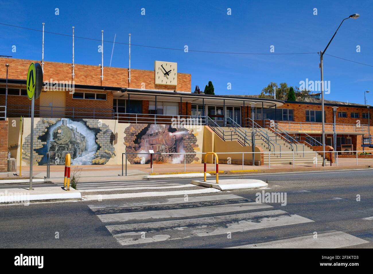 Broken Hill, NSW, Australia - 10 Novembre 2017: dipinti sulla parete della stazione ferroviaria di frontiera città mineraria in australiani outback Foto Stock