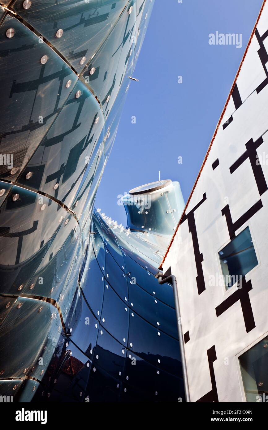 Vista dal basso del rivestimento esterno in vetro acrilico del kunsthaus Graz, Stiria, Austria Foto Stock