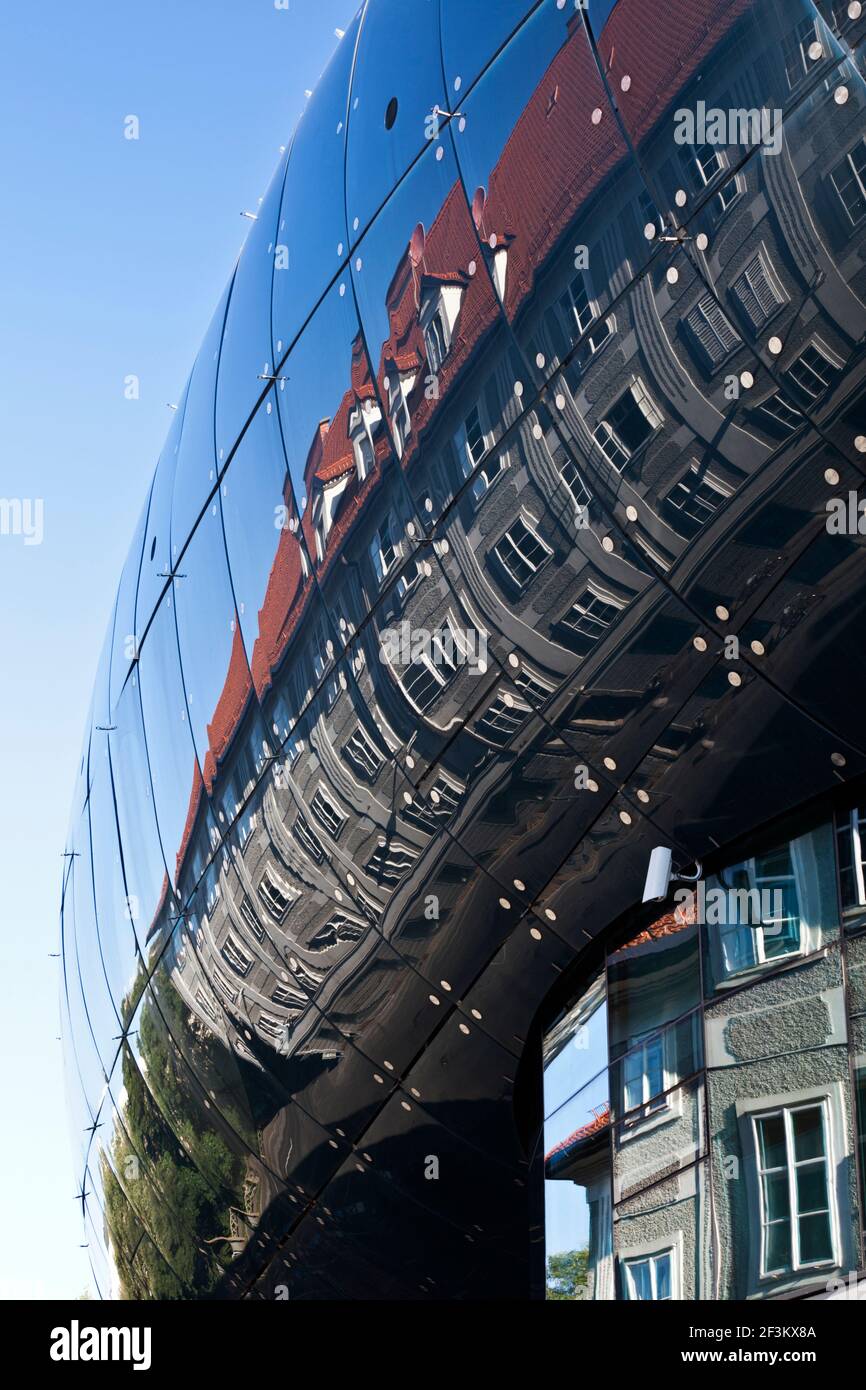 Riflesso nella facciata in vetro del kunsthaus, Graz (2003), Stiria, Austria Foto Stock
