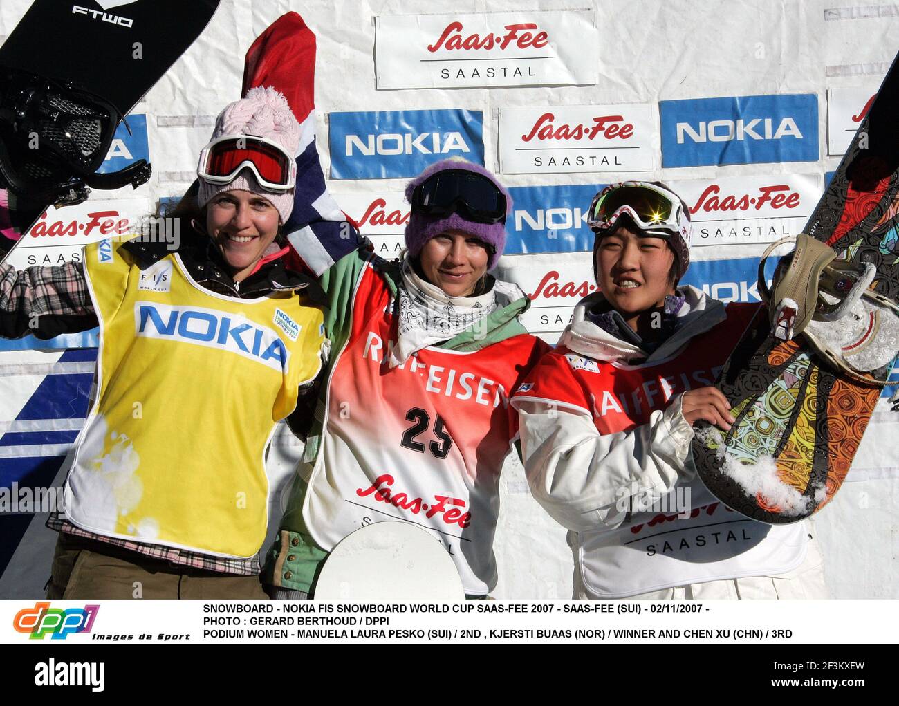 SNOWBOARD - NOKIA FIS SNOWBOARD WORLD CUP SAAS-FEE 2007 - SAAS-FEE (SUI) - 02/11/2007 - FOTO : GERARD BERTHOUD / DPPI PODIO DONNE - MANUELA LAURA PESKO (SUI) / 2 ° , KJERSTI BUAAS (NOR) / VINCITORE E CHEN XU (CHN) / 3 ° Foto Stock