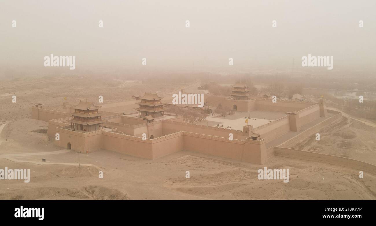 Jiayuguan. 17 Marzo 2021. La foto aerea del 17 marzo 2021 mostra il passo di Jiayu avvolto nella polvere nella città di Jiayuguan, nella provincia di Gansu, nella Cina nord-occidentale. Alcune aree del Corridoio Hexi, parte dell'antica Via della Seta nel nord-ovest della Cina, sono state coperte da sabbia galleggiante e polvere mercoledì. Credit: Zhang Zhimin/Xinhua/Alamy Live News Foto Stock