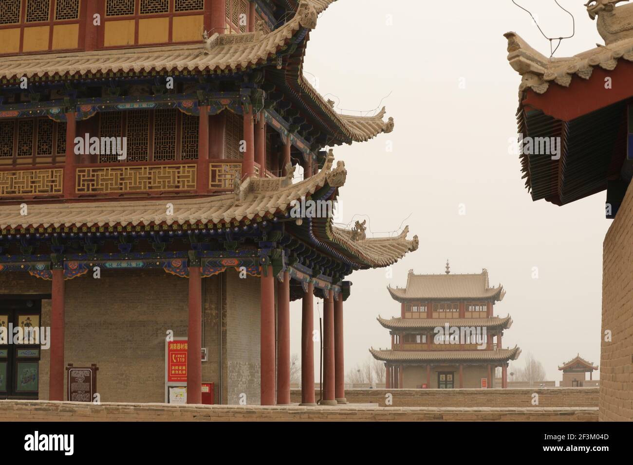 Jiayuguan. 17 Marzo 2021. Foto scattata il 17 marzo 2021 mostra il passo di Jiayu avvolto nella polvere nella città di Jiayuguan, provincia di Gansu, nella Cina nord-occidentale. Alcune aree del Corridoio Hexi, parte dell'antica Via della Seta nel nord-ovest della Cina, sono state coperte da sabbia galleggiante e polvere mercoledì. Credit: Zhang Zhimin/Xinhua/Alamy Live News Foto Stock