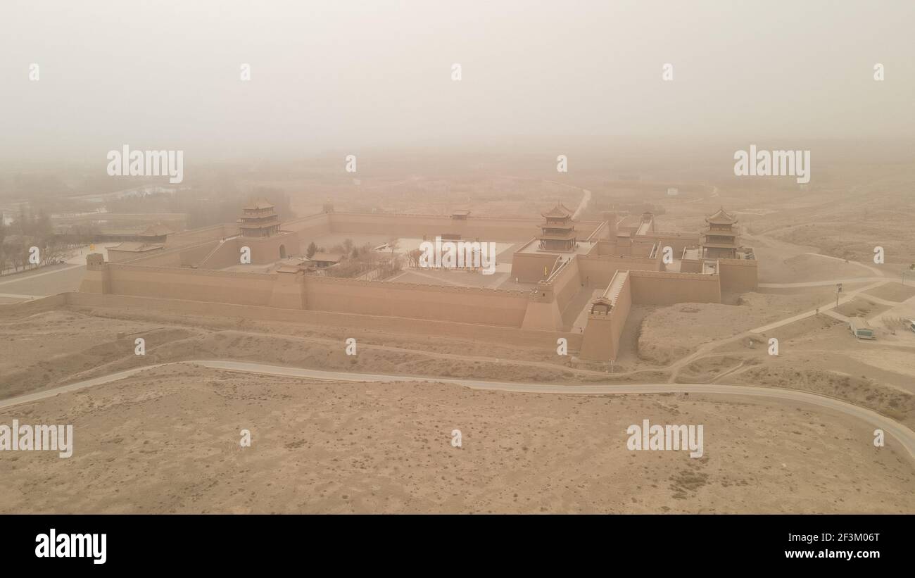 Jiayuguan. 17 Marzo 2021. La foto aerea del 17 marzo 2021 mostra il passo di Jiayu avvolto nella polvere nella città di Jiayuguan, nella provincia di Gansu, nella Cina nord-occidentale. Alcune aree del Corridoio Hexi, parte dell'antica Via della Seta nel nord-ovest della Cina, sono state coperte da sabbia galleggiante e polvere mercoledì. Credit: Zhang Zhimin/Xinhua/Alamy Live News Foto Stock