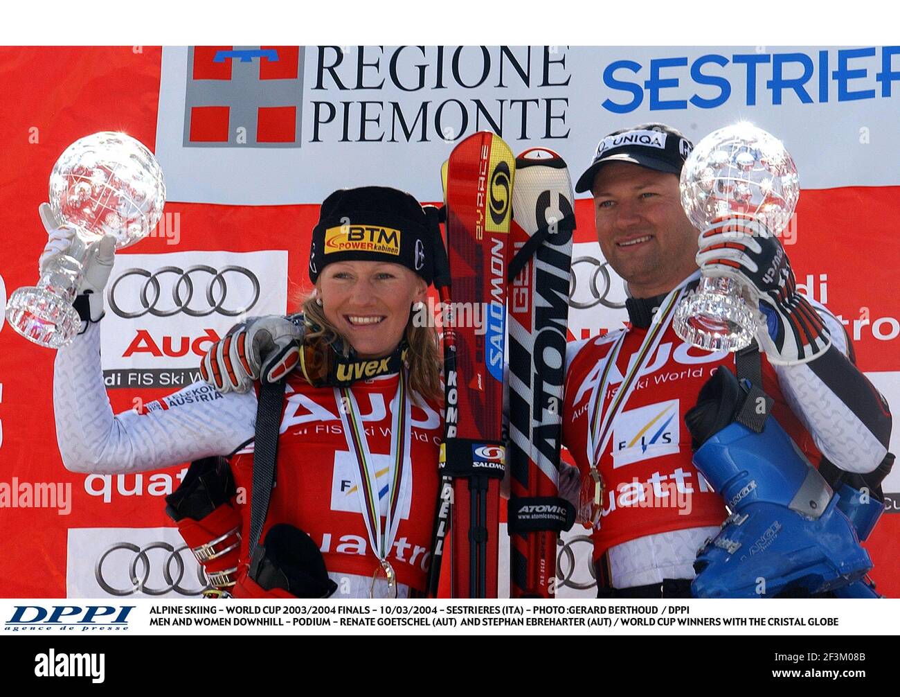SCI ALPINO - COPPA DEL MONDO 2003/2004 FINALI - 10/03/2004 - SESTRIERES (ITA) - FOTO :GERARD BERTHOUD / DPPI MEN AND DONNE IN DISCESA - PODIO - RENATE GOETSCHEL (AUT) / MONDO VINCITORE DELLA COPPA E STEPHAN EBREHARTER (AUT) / VINCITORE DELLA COPPA DEL MONDO CON IL GLOBO CRISTAL Foto Stock