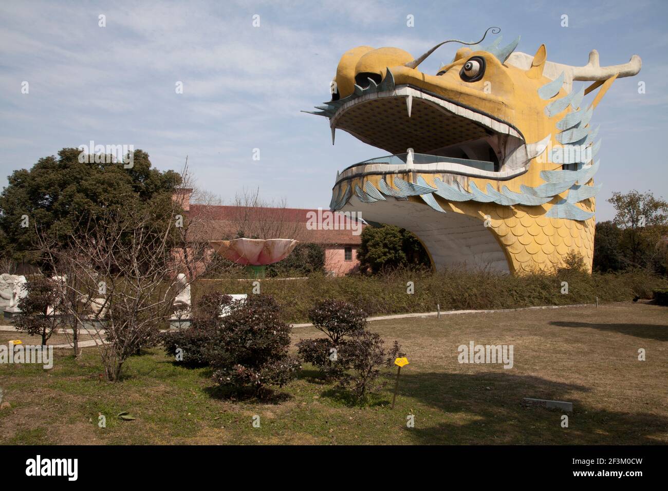 Edificio a drago decorativo nel Villaggio Huaxi, Cina Foto Stock