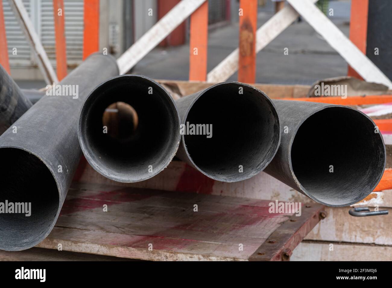 Un primo piano di tubi saldati neri sulla costruzione sito Foto Stock