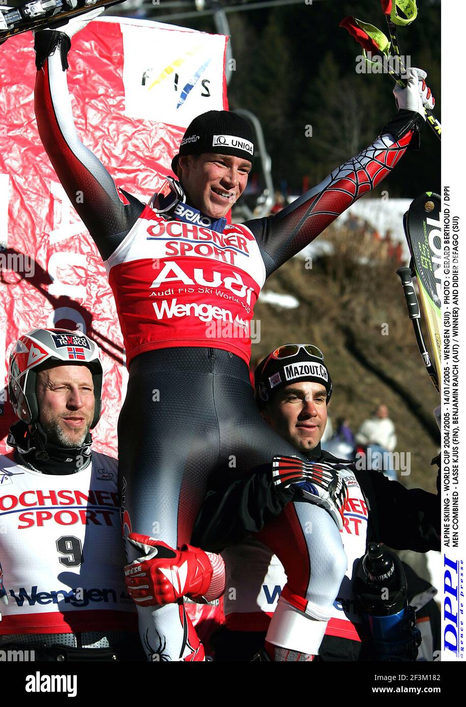 SCI ALPINO - COPPA DEL MONDO 2004/2005 - 14/01/2005 - WENGEN (SUI) - FOTO : GERARD BERTHOUD / DPPI UOMINI COMBINATI - LASSE KJUS (FIN), BENJAMIN RAICH (AUT) / VINCITORE) E DIDIER DEFAGO (SUI) Foto Stock