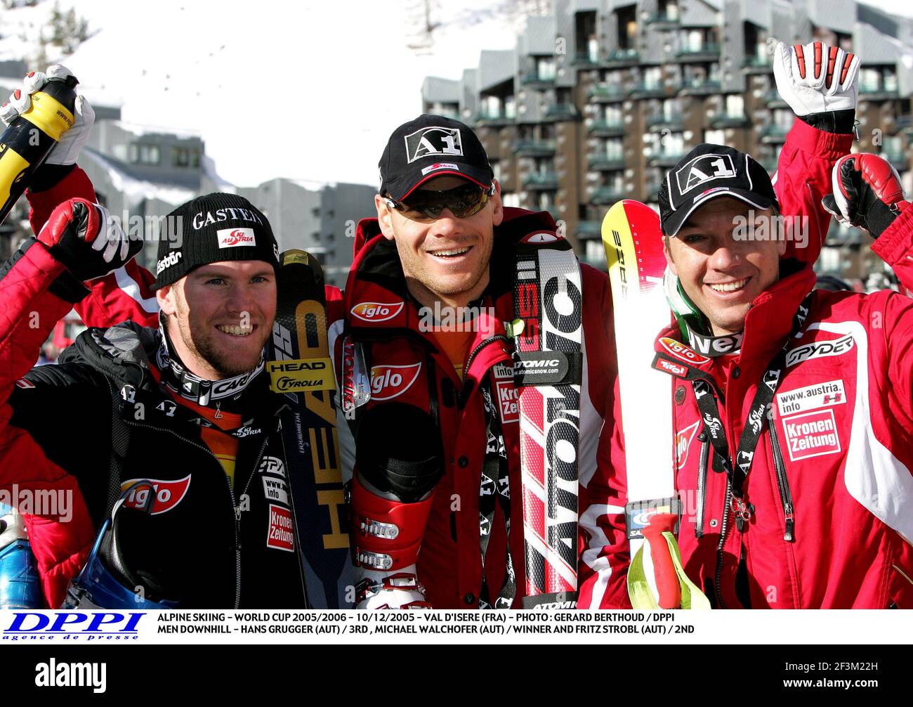 SCI ALPINO - COPPA DEL MONDO 2005/2006 - 10/12/2005 - VAL D'ISERE (FRA) - FOTO : GERARD BERTHOUD / DPPI MEN DOWNHILL - HANS GRUGGGER (AUT) / 3RD , MICHAEL WALCHOFER (AUT) / VINCITORE E FRITZ STROBL (AUT) / 2ND Foto Stock