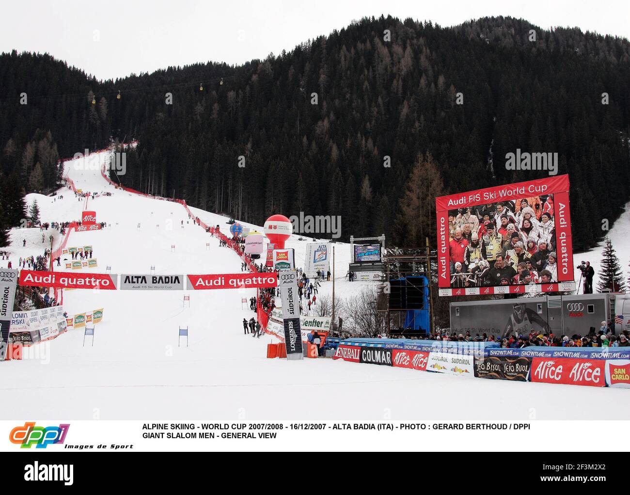 SCI ALPINO - COPPA DEL MONDO 2007/2008 - 16/12/2007 - ALTA BADIA (ITA) - FOTO : GERARD BERTHOUD / DPPI UOMO SLALOM GIGANTE - VISTA GENERALE Foto Stock