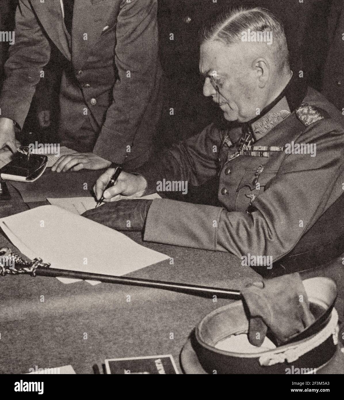 Foto d'archivio di Field Marshall Wilhelm Keitel, firmando i termini di consegna ratificati per l'esercito tedesco presso la sede della Russia a Berlino, Germania, Foto Stock
