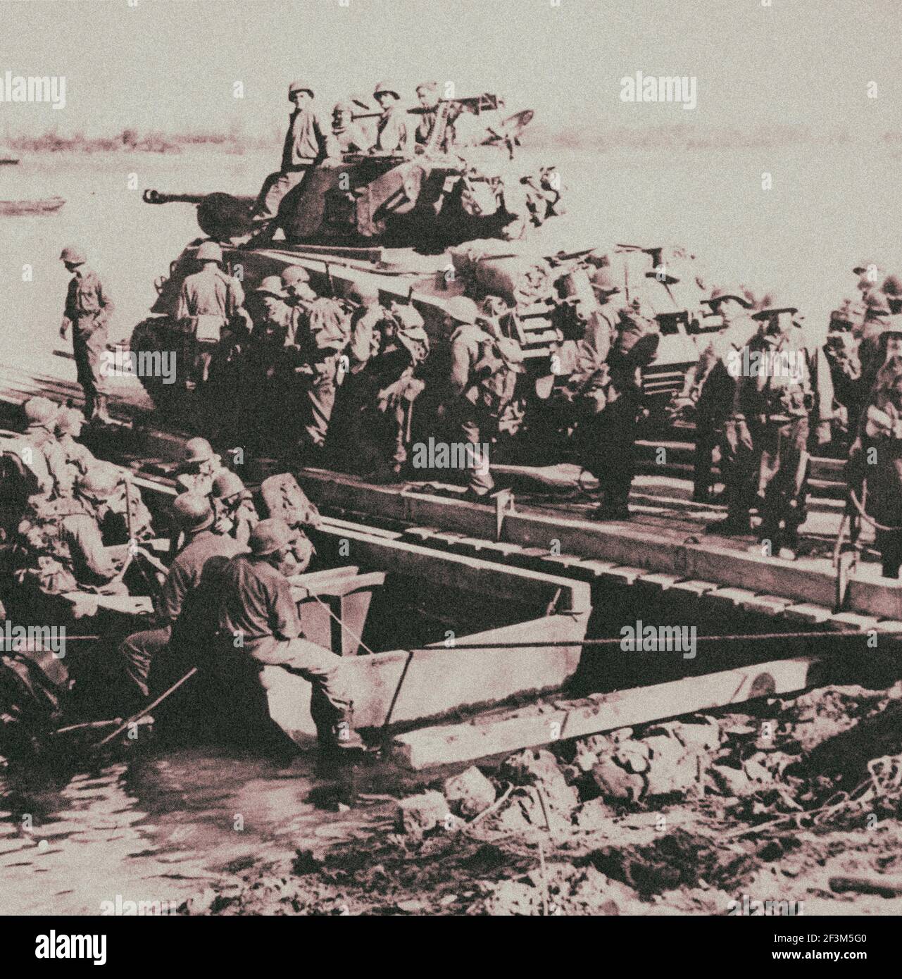 Foto d'archivio della terza truppe dell'Esercito degli Stati Uniti si incrociano verso la riva orientale del Reno, 23 marzo 1945 Foto Stock