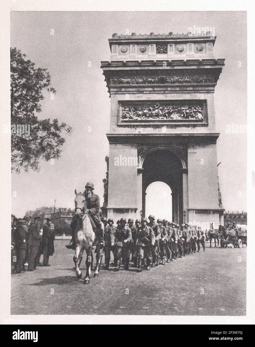 Periodo della seconda guerra mondiale dalle notizie della propaganda tedesca. Soldati Wehrmach tedeschi vicino all'Arco di Trionfo dell'Étoile. Parigi, Francia. 1940 Foto Stock