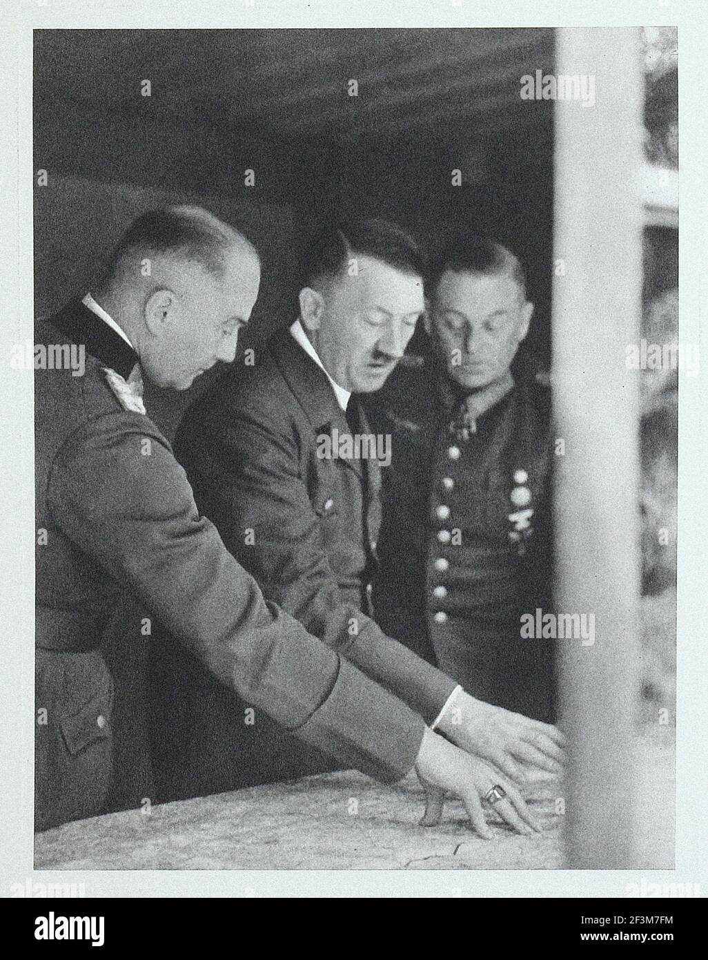 Periodo della seconda guerra mondiale dalle notizie della propaganda tedesca. Hitler discute il piano delle operazioni militari. 1940 Foto Stock