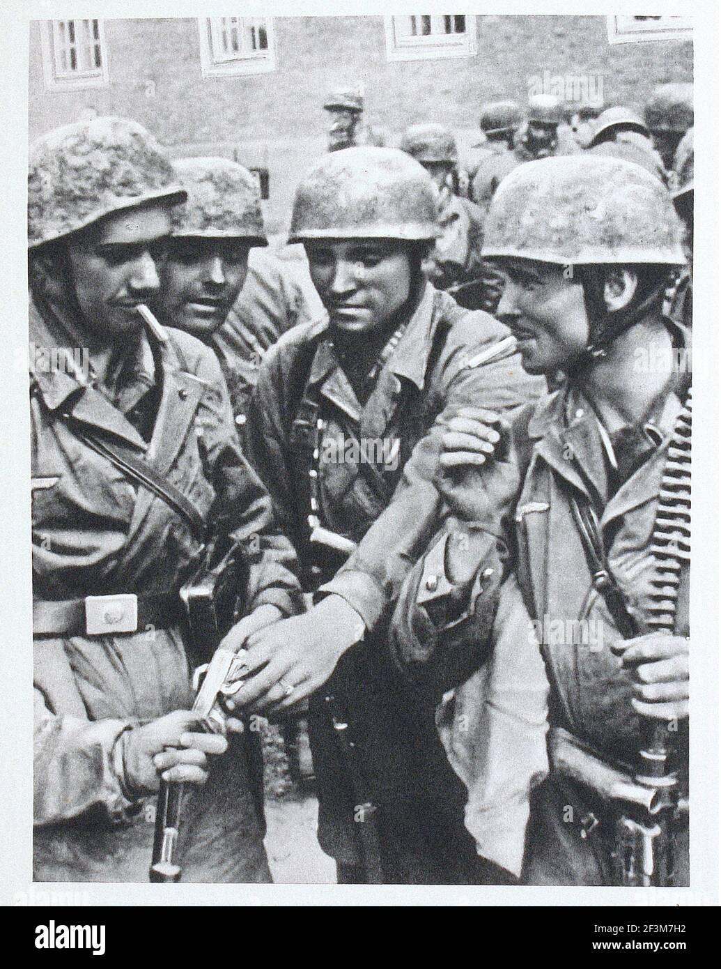 Periodo della seconda guerra mondiale dalle notizie della propaganda tedesca. I paracadutisti tedeschi dopo la battaglia durano la campagna norvegese (operazione Weserübung). 1940 Foto Stock