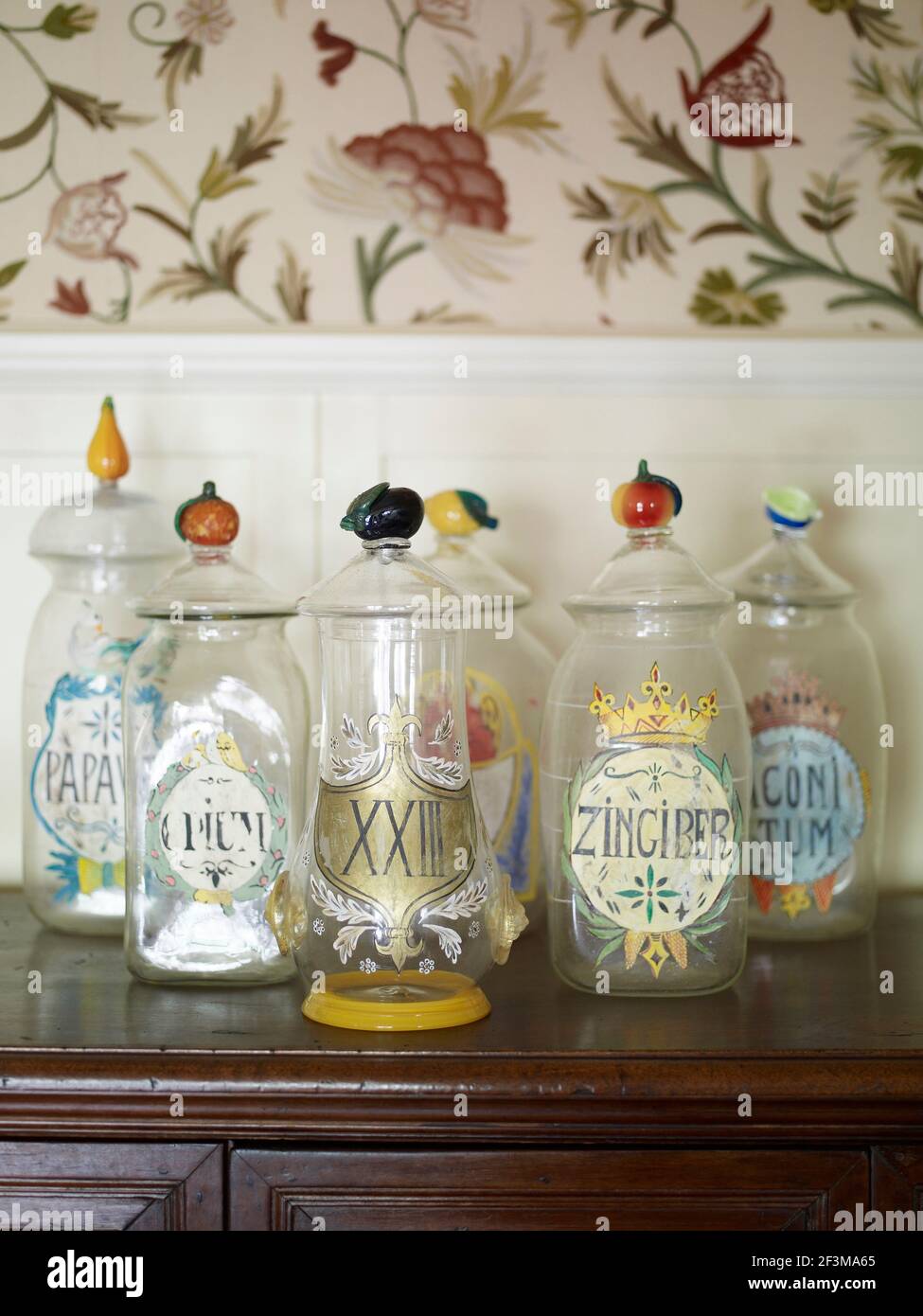 Decorated glass bottles immagini e fotografie stock ad alta risoluzione -  Alamy
