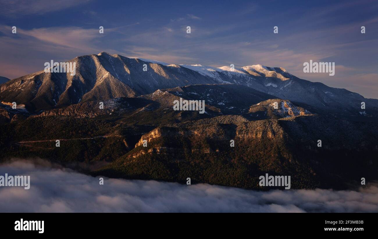 Alba a Pedraforcia e nella campagna Alt Berguedà, vista dal punto di vista di col de Pal (Berguedà, Catalogna, Spagna, Pirenei) Foto Stock