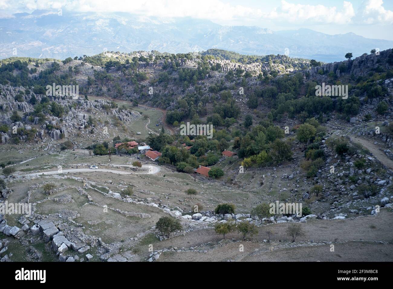 Pittoresca valle di montagna in estate. Foto Stock