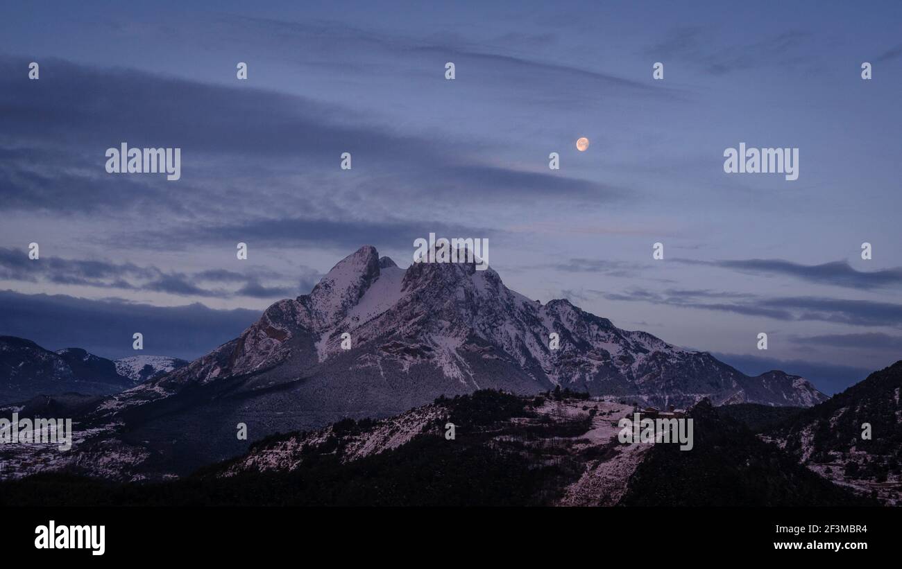 Pedraforca visto dal punto di vista di Mirador d'Albert Arilla, in una notte d'inverno dopo una nevicata (provincia di Barcellona, Catalogna, Spagna) Foto Stock