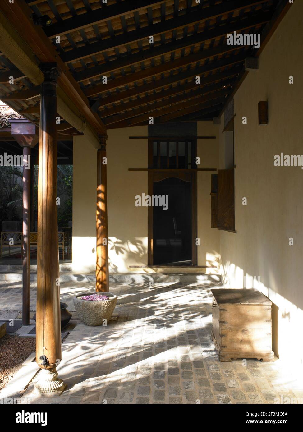 Veranda ombreggiata in legno con cassa in legno, Sri Lanka Foto Stock