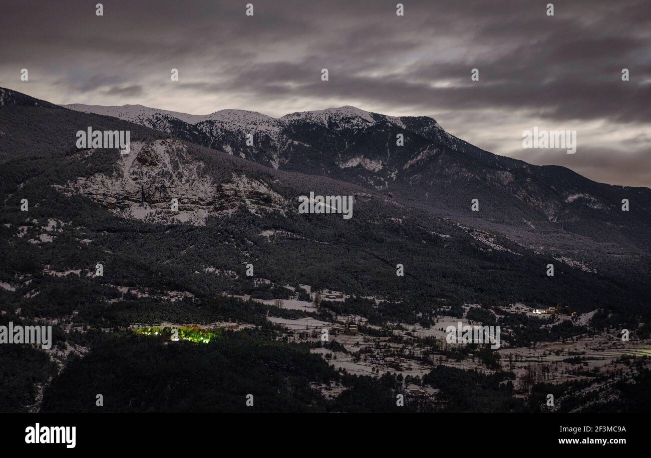 La catena Serra d'Ensija vista dal punto di osservazione Mirador d'Albert Arilla, in una notte invernale dopo una nevicata (provincia di Barcellona, Catalogna, Spagna) Foto Stock